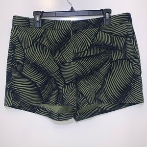 Ann Taylor Green And Navy Black Banana Leaf Shorts With Pockets, Size 12